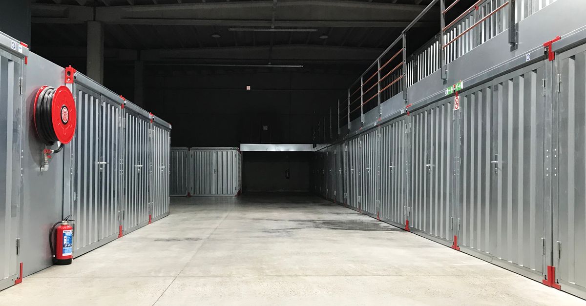 Entrepiso industrial de acero con niveles de almacenamiento en un depósito logístico